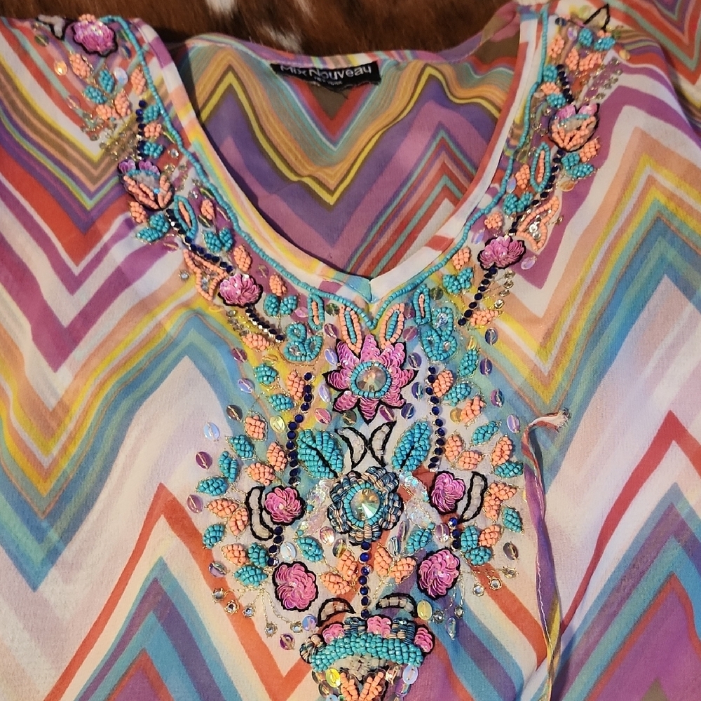 Colorful Chevron Patterned Top - Picture 2 of 9